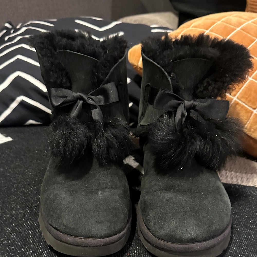 UGG Women's Black Ankle Boots with Fur and Bow
